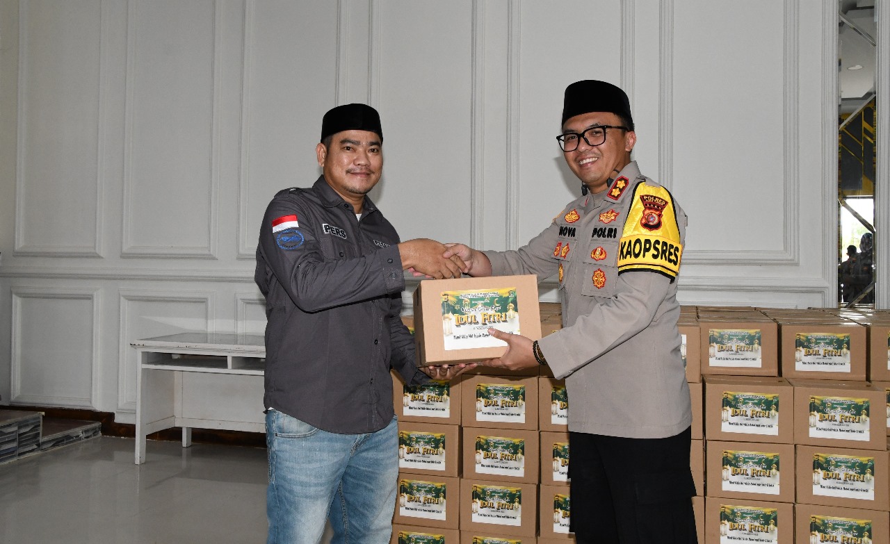 Kapolres Aceh Timur Serahkan 260 Bingkisan Lebaran Kepada Wartawan