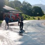 Personel Polsek Samadua bersama Damkar Sigap Bersihkan Tumpahan Minyak CPO di Jalan Nasional