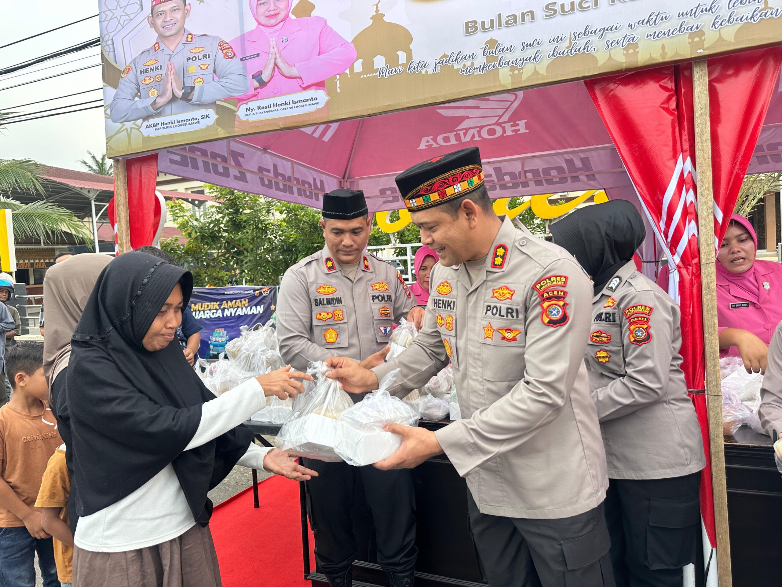 Berbagi Berkah Ramadhan, Polres Lhokseumawe Bagikan 700 Paket Takjil untuk Masyarakat