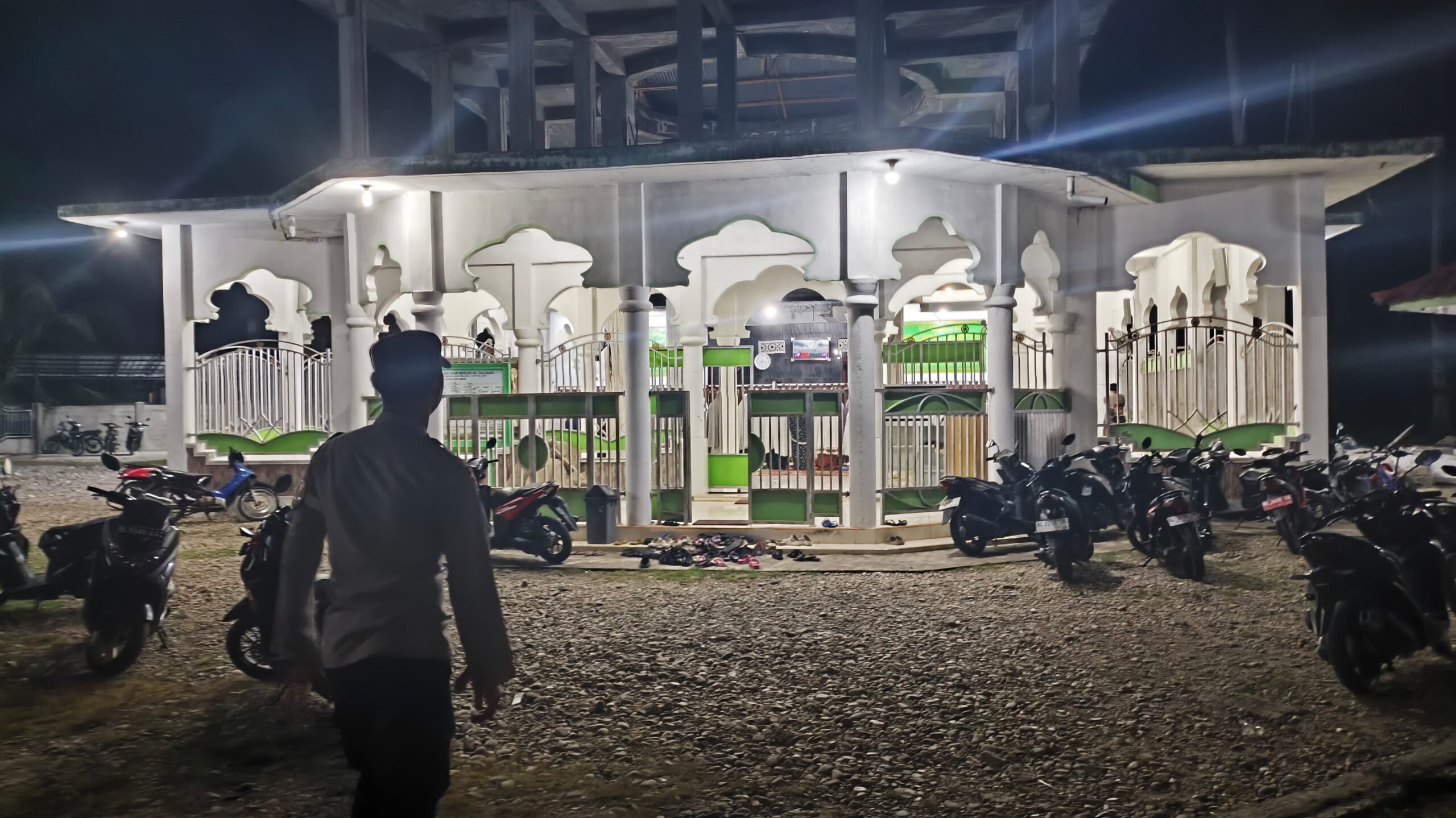 Ciptakan Ramadhan Kondusif, Personil Polsek Kluet Selatan lakukan Pengamanan Sholat Tarawih