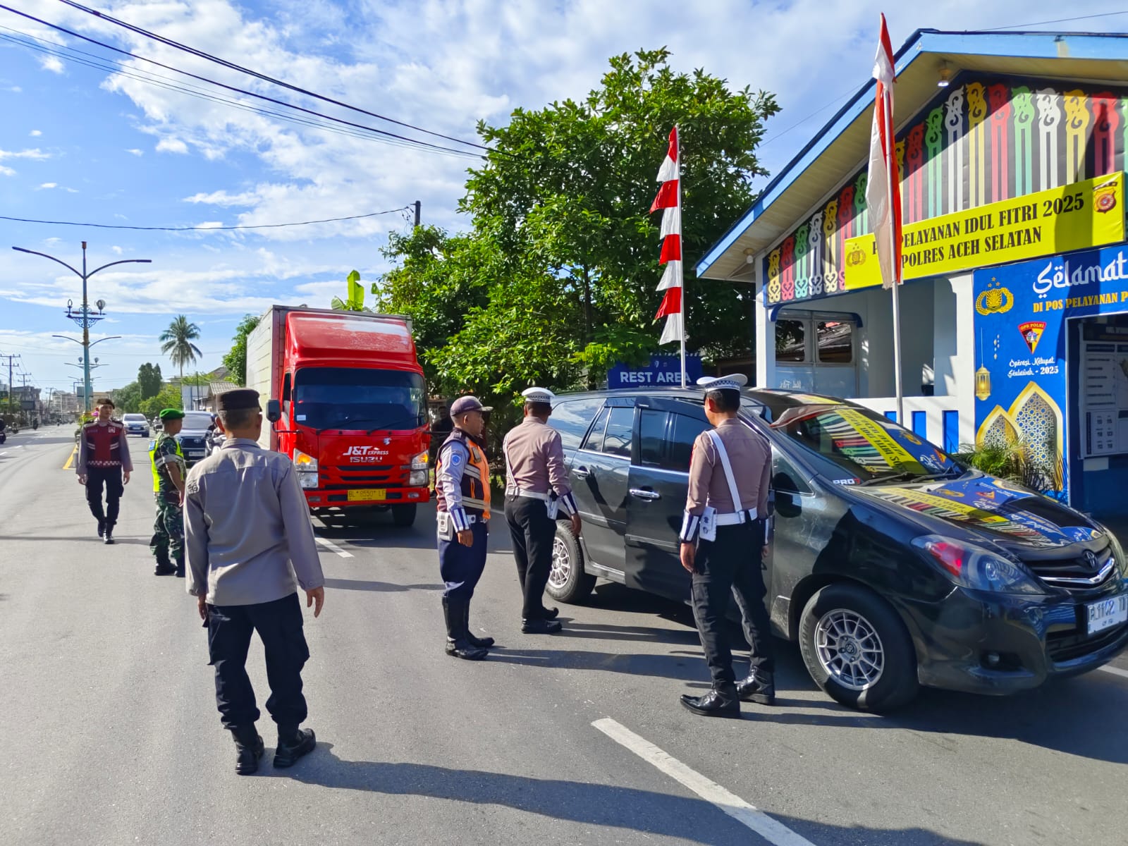 Personil PosYan Ops Ketupat Seulawah 2025 Berikan Himbauan Keselamatan Berlalulintas kepada Pengendara