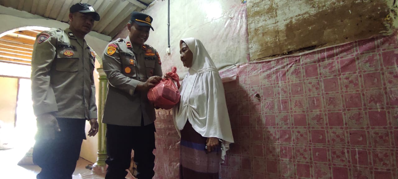 Peduli Sesama, Polsek Bakongan Timur Salurkan Bantuan Sembako kepada Warga Kurang Mampu