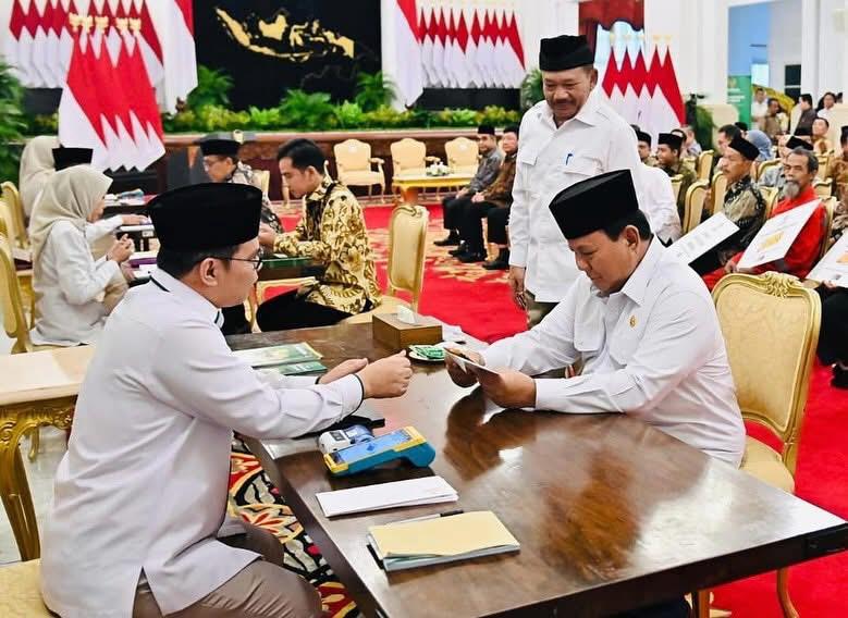 Presiden dan Wapres Menyerahkan Zakat ke Baznas di Istana Negara