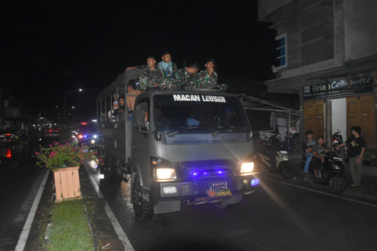 Yonif 115/ML Sambut Idul Fitri dengan Melaksanakan Pawai Takbiran Bersama Warga Sekitar