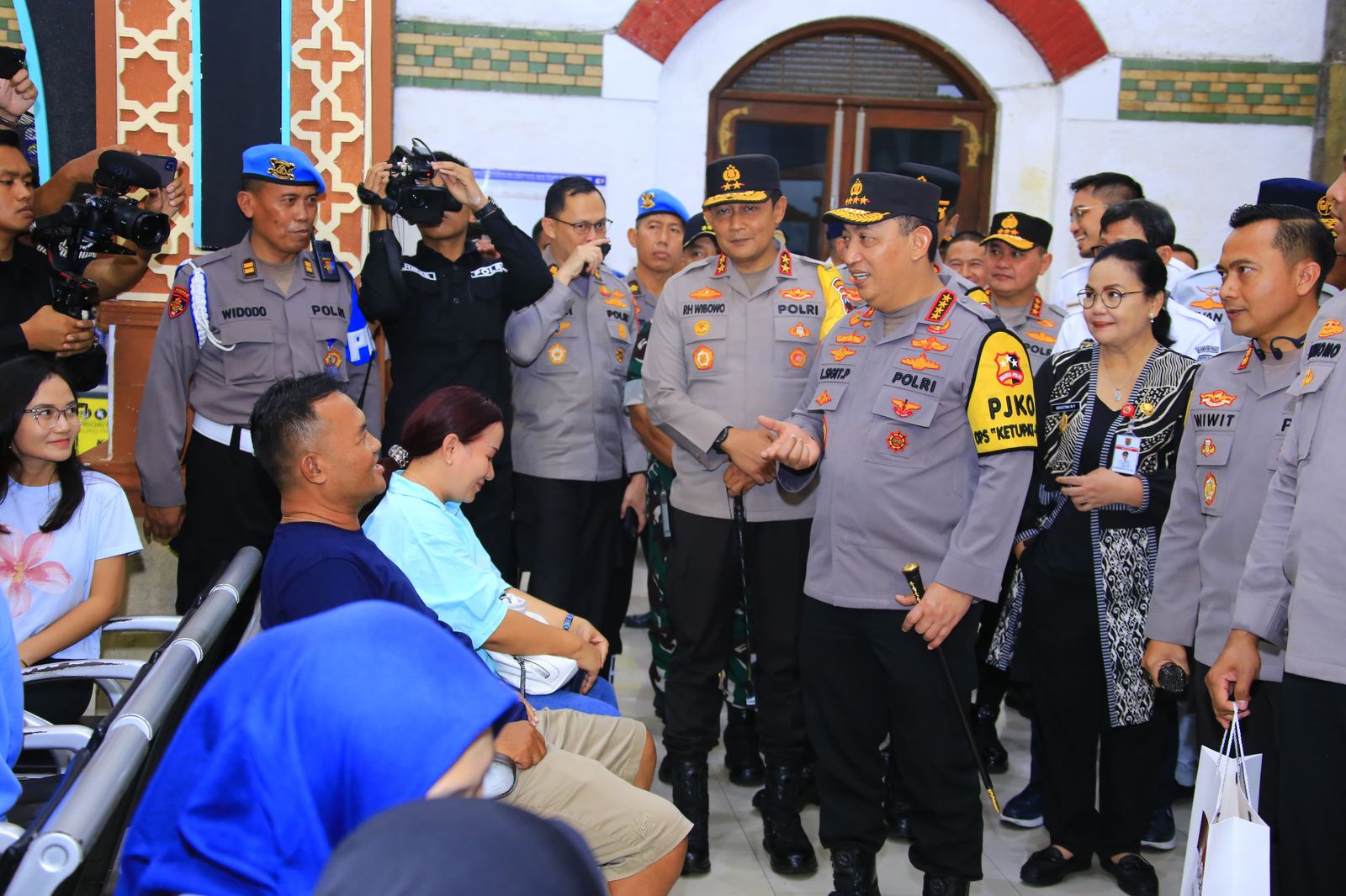 Kapolri Cek Langsung Pelayanan Arus Balik di Stasiun Tawang, Dorong Pemudik Gunakan Kereta Api