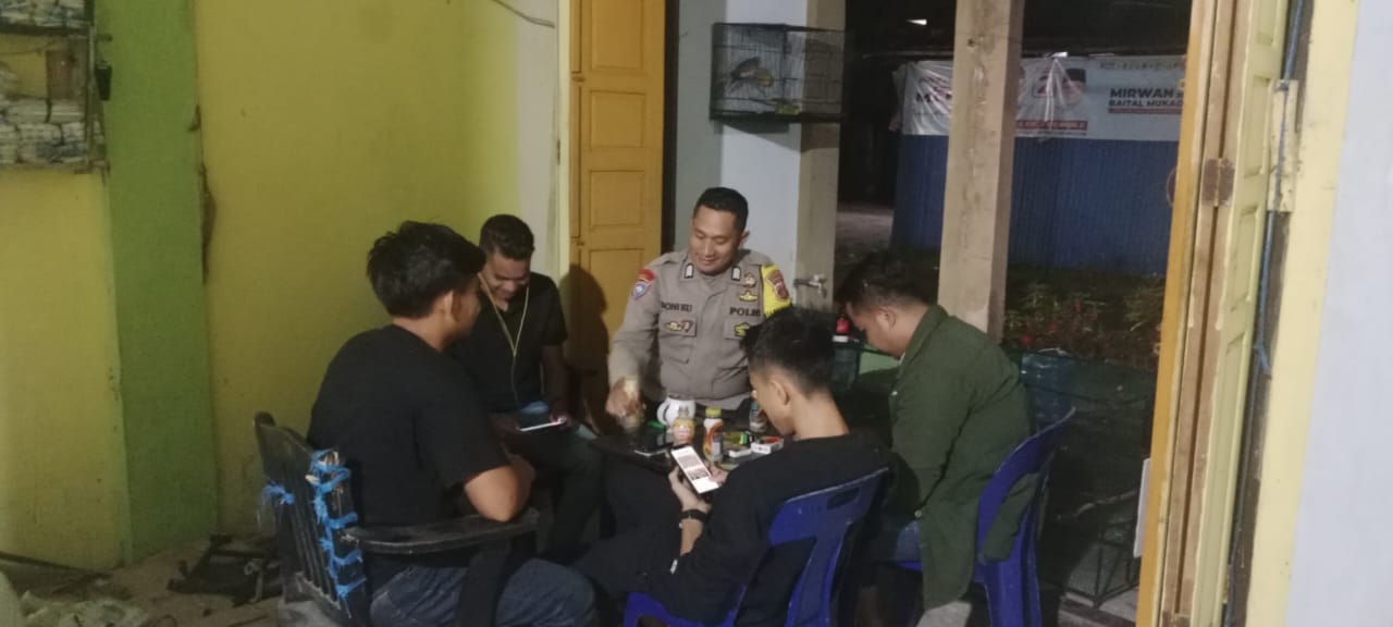Sambang Malam Hari Upaya Bhabinkamtibmas Polsek Samadua Jaga Kamtibmas di Desa Binaan