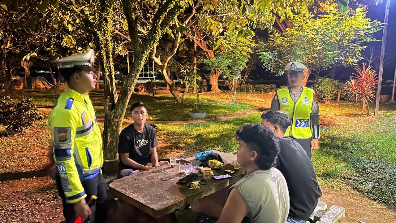 Sat Lantas Polres Aceh Selatan Gelar Patroli Dialogis Malam Hari Cegah Kriminalitas dan Ajak Tertib Lalu Lintas