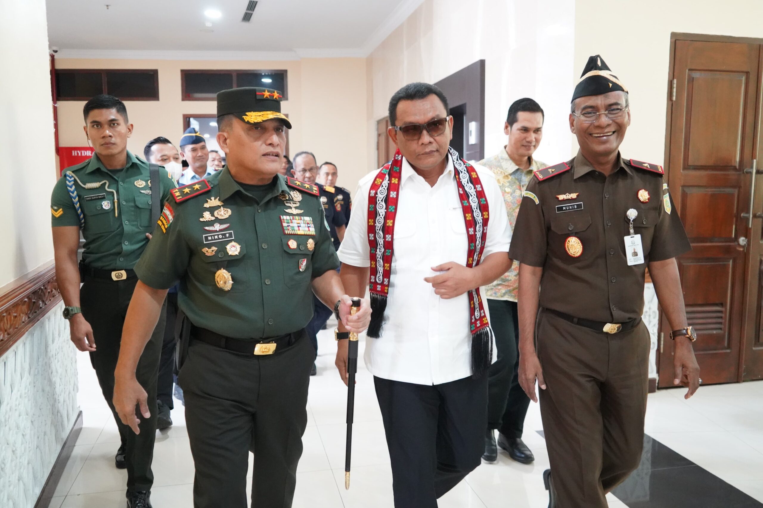 Pangdam IM Sambut Hangat Kepala Kejati Aceh yang Baru di Bandara Sultan Iskandar Muda