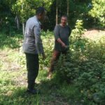 Dukung Ketahanan Pangan Nasional, Bhabinkamtibmas Polsek Tapaktuan Dampingi Warga Manfaatkan Lahan Produktif