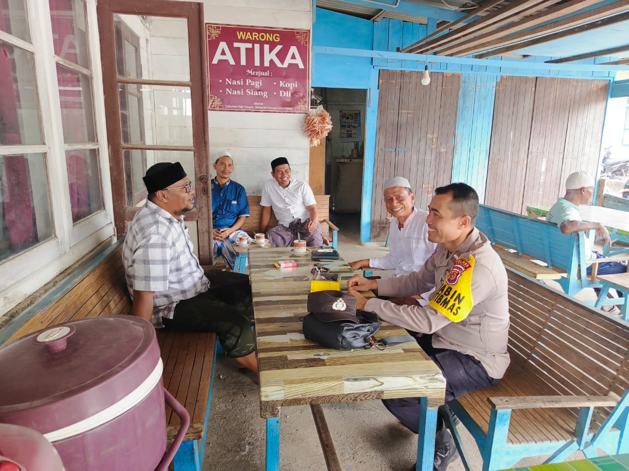 Ngopi Pagi, Bhabinkamtibmas Polsek Labuhanhaji Sambangi Warga dan Serap Aspirasi