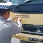 Personel Sat Lantas Polres Aceh Selatan Laksanakan Strong Point Pagi dan Tempel Stiker Himbauan Tertib Lalu Lintas