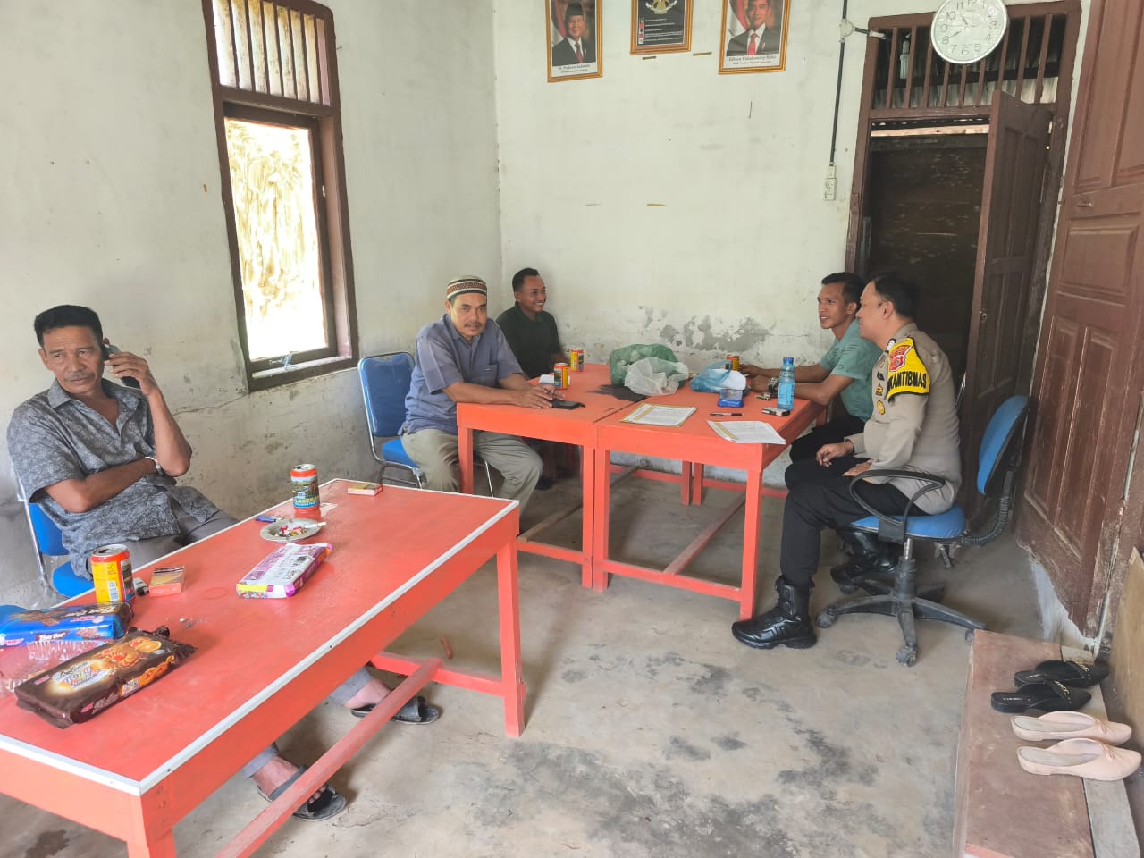 Sambang Warga, Bhabinkamtibmas Polsek Bakongan Timur Sampaikan Himbauan Kamtibmas