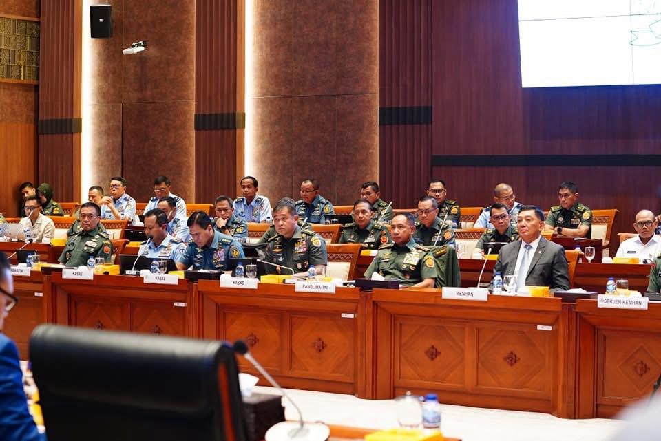 Dorong Kesejahteraan Prajurit, Menhan dan Panglima TNI Hadiri Rapat Kerja Bersama Komisi I DPR RI