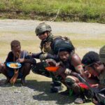 Satgas Pamtas RI-PNG Kewilayahan Yonif 112/DJ Kodam IM berbagi di Puncak Jaya