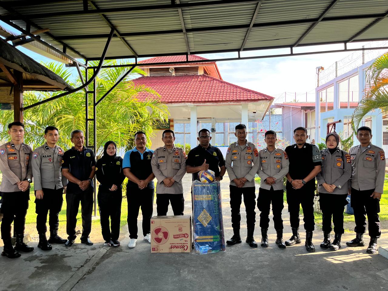 Satbinmas Polres Aceh Jaya Lakukan Penyerahan Sarana Kontak Kepada Petugas Lapas Kelas III Calang