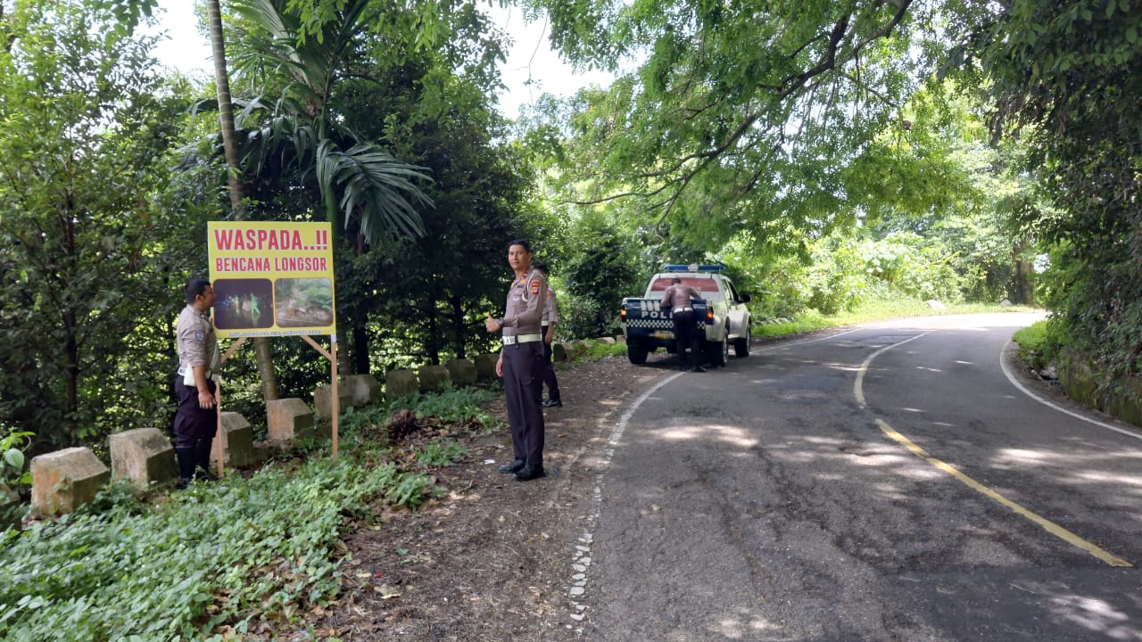 Satlantas Polres Aceh Selatan Pasang Spanduk Himbauan Keselamatan di Lokasi Rawan Longsor