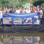 Kapolres Bener Meriah Tebar 11.000 Benih Ikan Mujahir Dukung Program Pangan Bergizi di Kampung Mude Benara