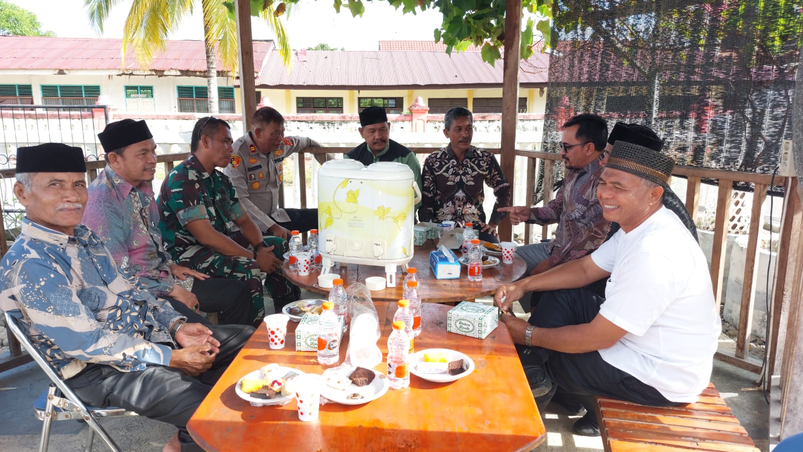 Tingkatkan Sinergitas, Kapolsek Iptu Darwin Silaturahmi dan Coffee Morning Bersama Muspika di Polsek Kluet Utara