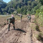 Tak Hanya Andalkan Alat Berat, Satgas TMMD Kodim 0107/Aceh Selatan Kerjakan Secara Manual Peningkatan Badan Jalan