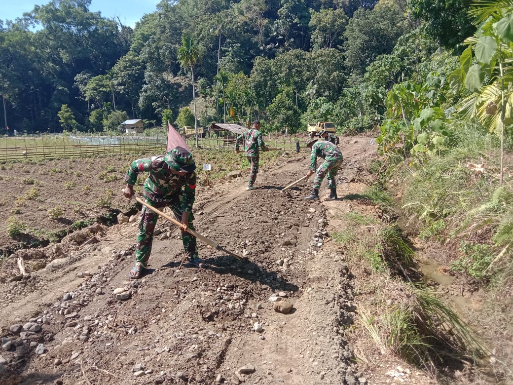 Tak Hanya Andalkan Alat Berat, Satgas TMMD Kodim 0107/Aceh Selatan Kerjakan Secara Manual Peningkatan Badan Jalan
