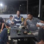 Patroli Malam Humanis, Bhabinkamtibmas Polsek Meukek Sampaikan Pesan Kamtibmas di Warung Kopi