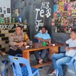 Bhabinkamtibmas Polsek Samadua Ngopi Bareng Warga Dengarkan Aspirasi dan Sampaikan Imbauan Kamtibmas