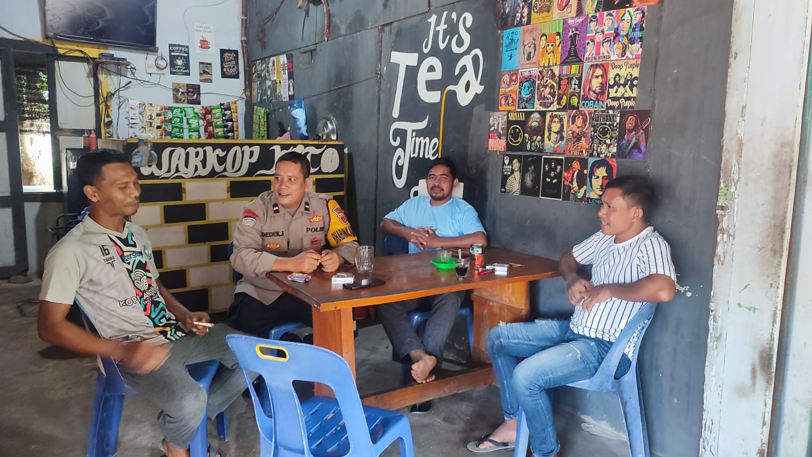 Bhabinkamtibmas Polsek Samadua Ngopi Bareng Warga Dengarkan Aspirasi dan Sampaikan Imbauan Kamtibmas