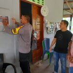 Polsek Trumon Timur Tempel Stiker Cegah Narkoba di Tempat Umum