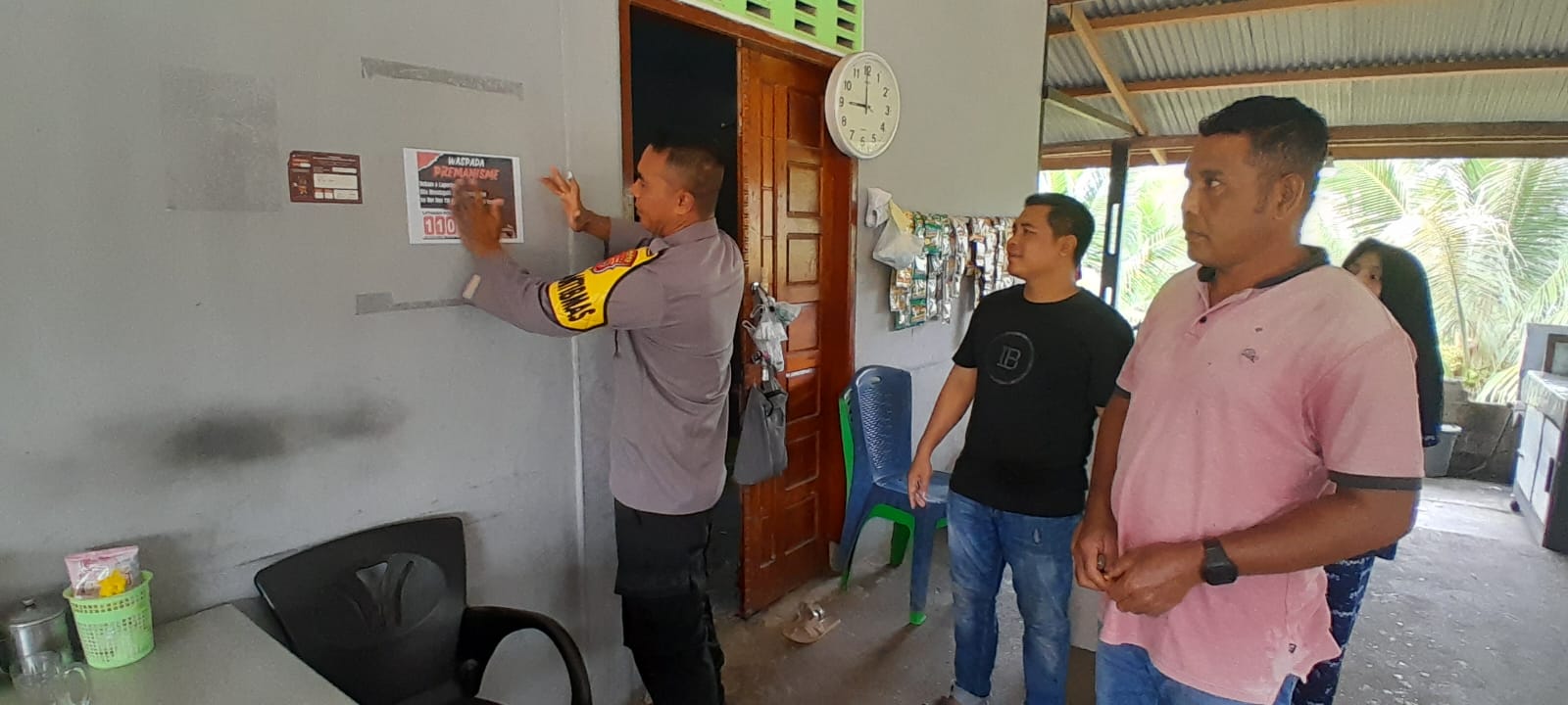 Polsek Trumon Timur Tempel Stiker Cegah Narkoba di Tempat Umum
