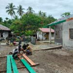 Sekdes Paya Pelumat Turun Tangan Bersama Satgas TMMD Rampungkan Pembangunan RTLH