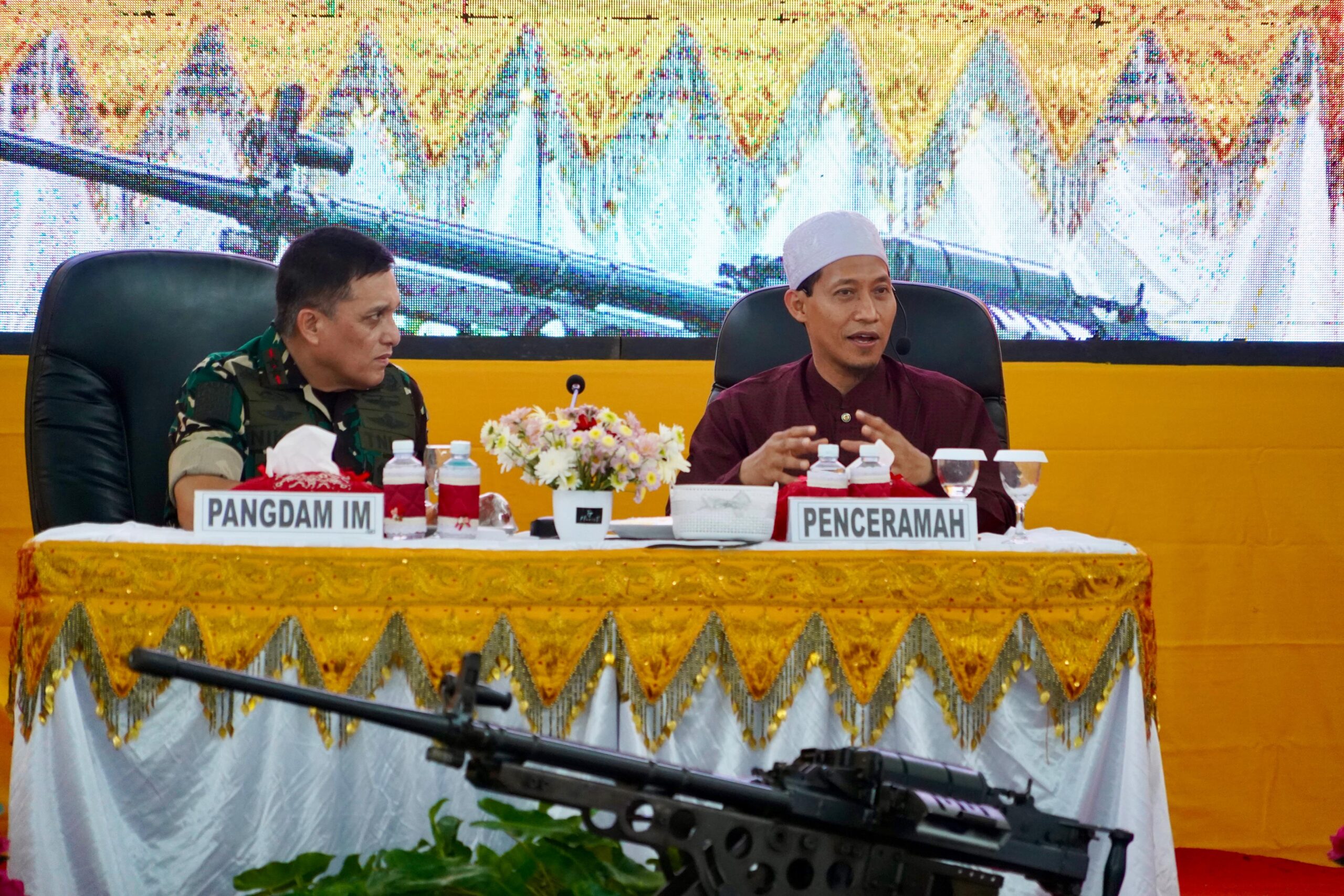 Pangdam IM dan Ketua Persit KCK Daerah IM hadiri ceramah agama Ustadz Syihabudin Isykarima di Yonif 116/GS