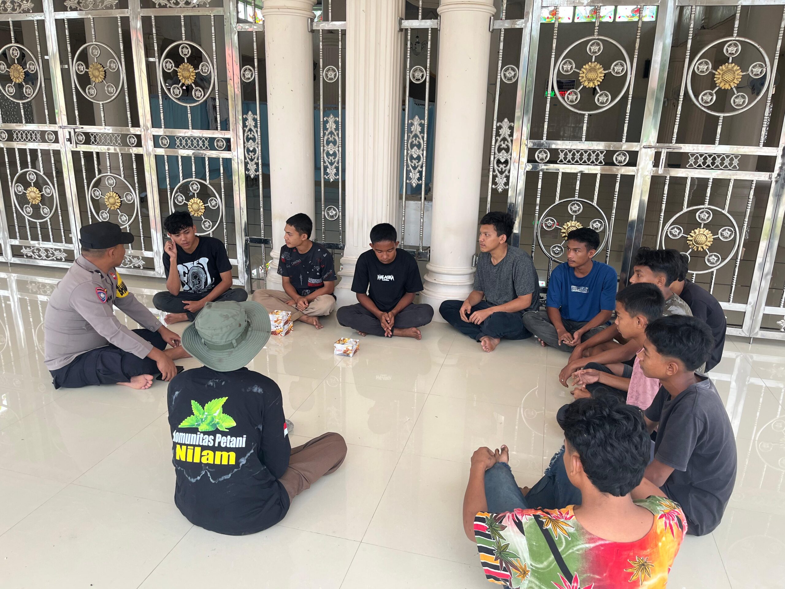 Bhabinkamtibmas Polsek Kluet Timur Ajak Remaja Jauhi Narkoba dan Judi Online Lewat Sambang Desa