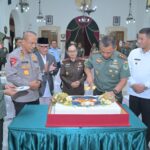 Syukuran HUT Ke-79 Kodam III/Siliwangi, Kapolda Jabar Serahkan Tumpeng dan Tali Asih