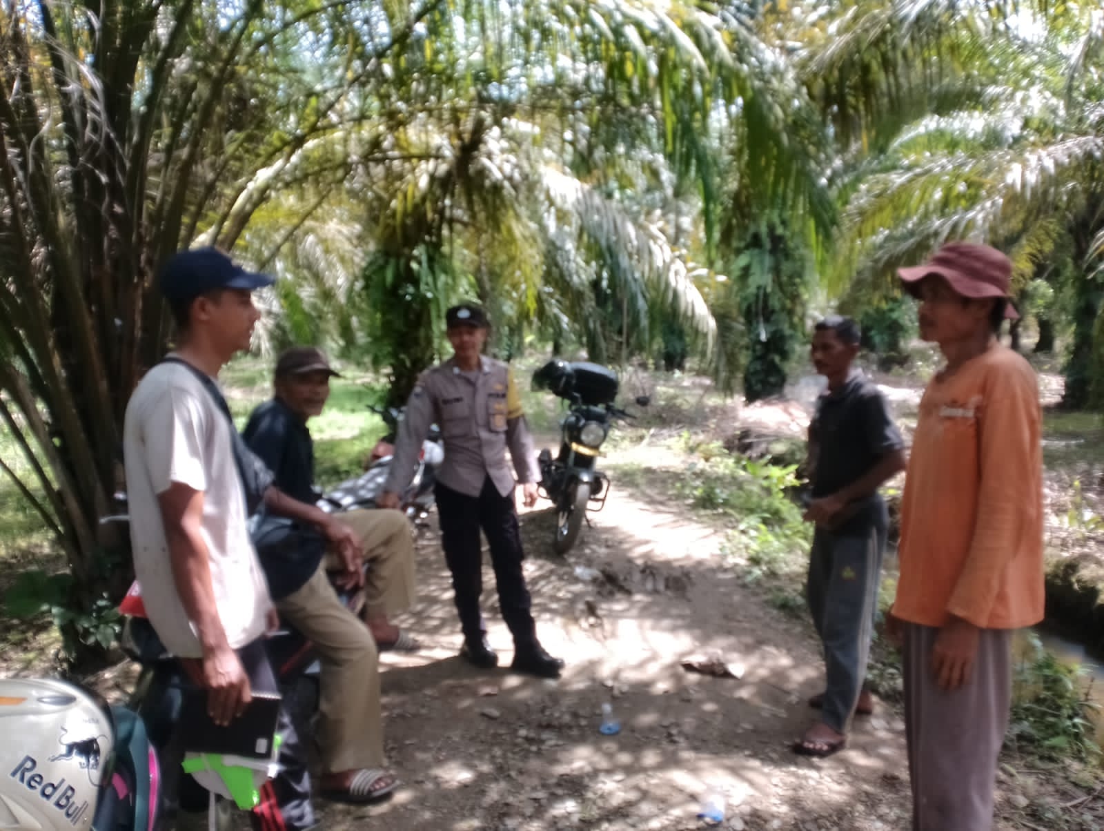 Dengarkan Aspirasi Warga, Bhabinkamtibmas Polsek Kluet Timur Ngopi Bareng