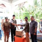 Bupati Mirwan Realisasikan Program 100 Hari Kerja Serahkan Bantuan Perahu Motor Bagi Nelayan