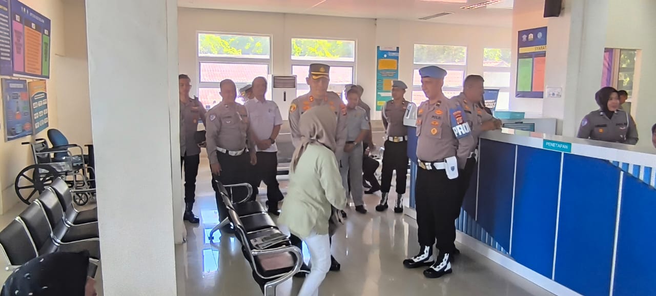 Kapolres Aceh Selatan Tinjau Langsung Pelayanan Publik di Samsat Aceh Selatan