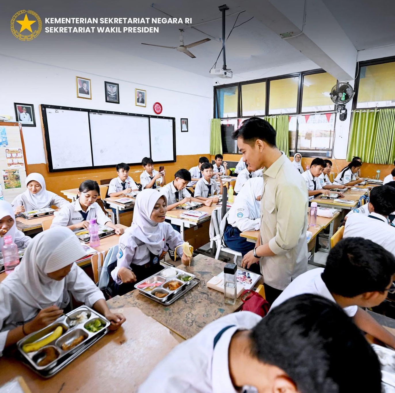 Wapres Gibran Tinjau Pelaksanaan MBG di SMPN 61 Jakarta