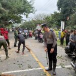 Polres Aceh Selatan Turun Langsung Evakuasi Pohon Tumbang dan Atur Lalu Lintas di Kecamatan Sawang