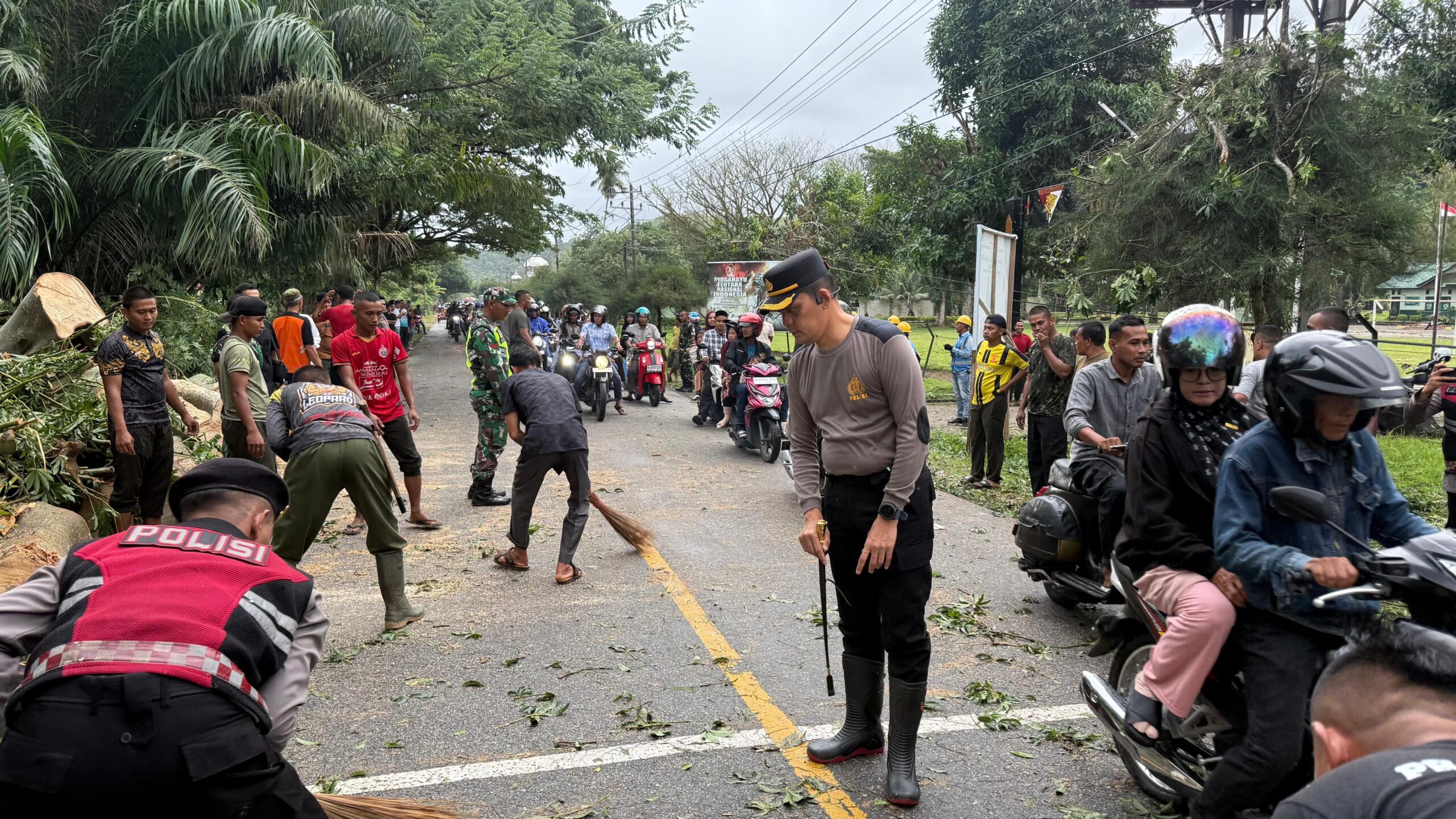 Polres Aceh Selatan Turun Langsung Evakuasi Pohon Tumbang dan Atur Lalu Lintas di Kecamatan Sawang