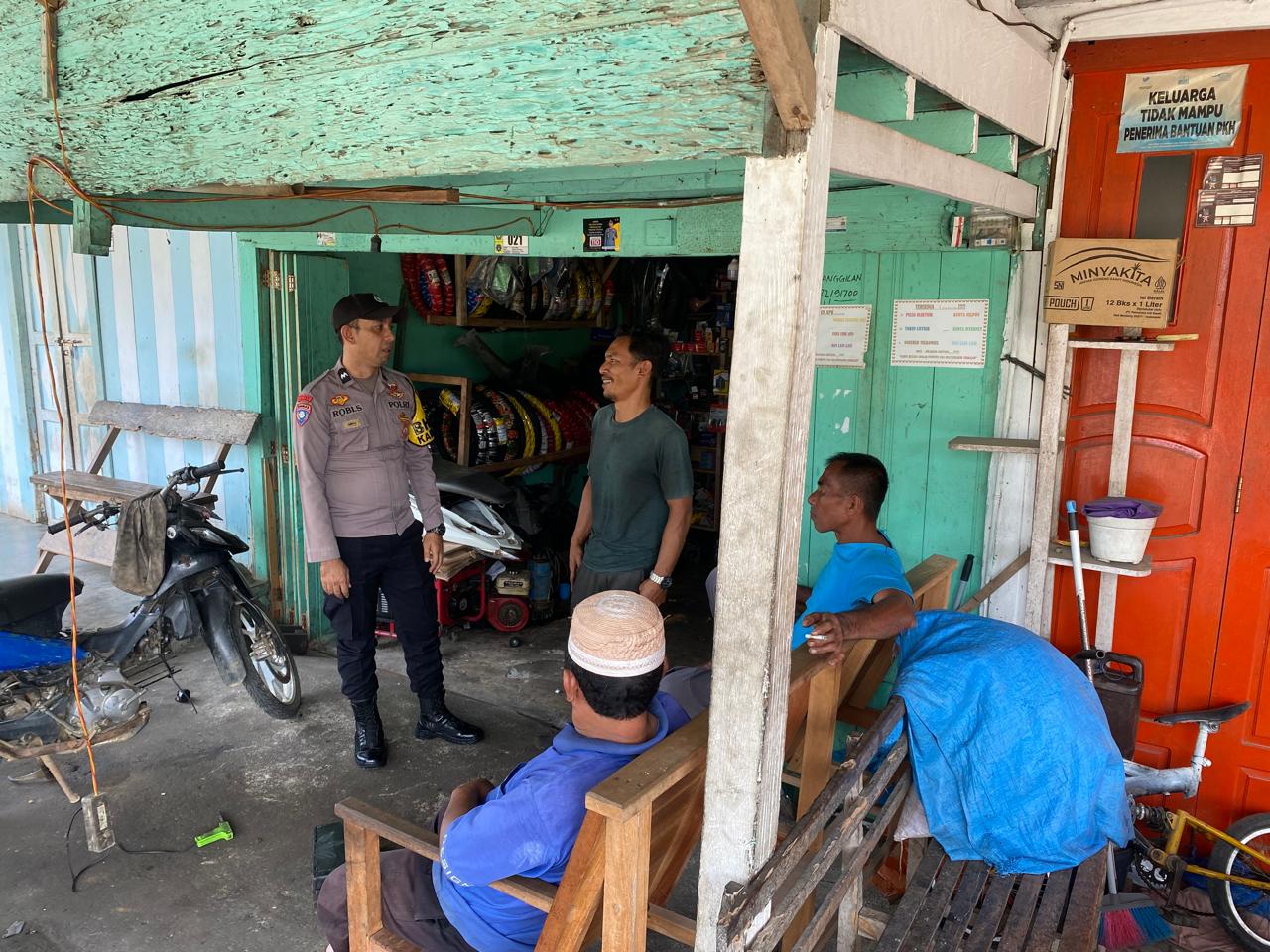 Melalui Sambang Bhabinkamtibmas Polsek Labuhanhaji Timur Dekatkan Diri dengan Warga