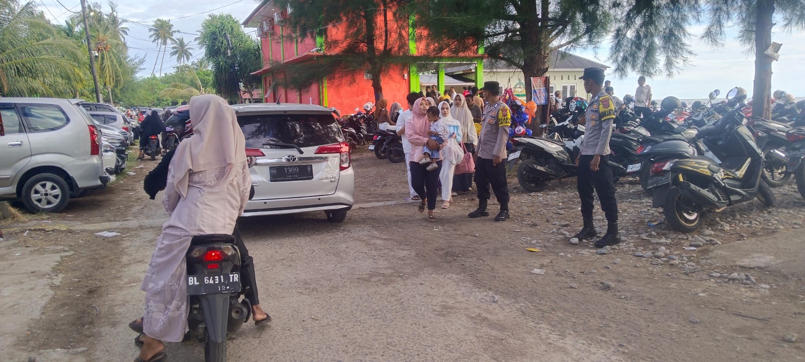 Polsek Labuhanhaji Tingkatkan Keamanan di Objek Wisata Pantai Pasir Putih