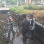 Antisipasi Banjir, Babinsa Bersama Warga Gotong Royong Bersihkan Parit Desa