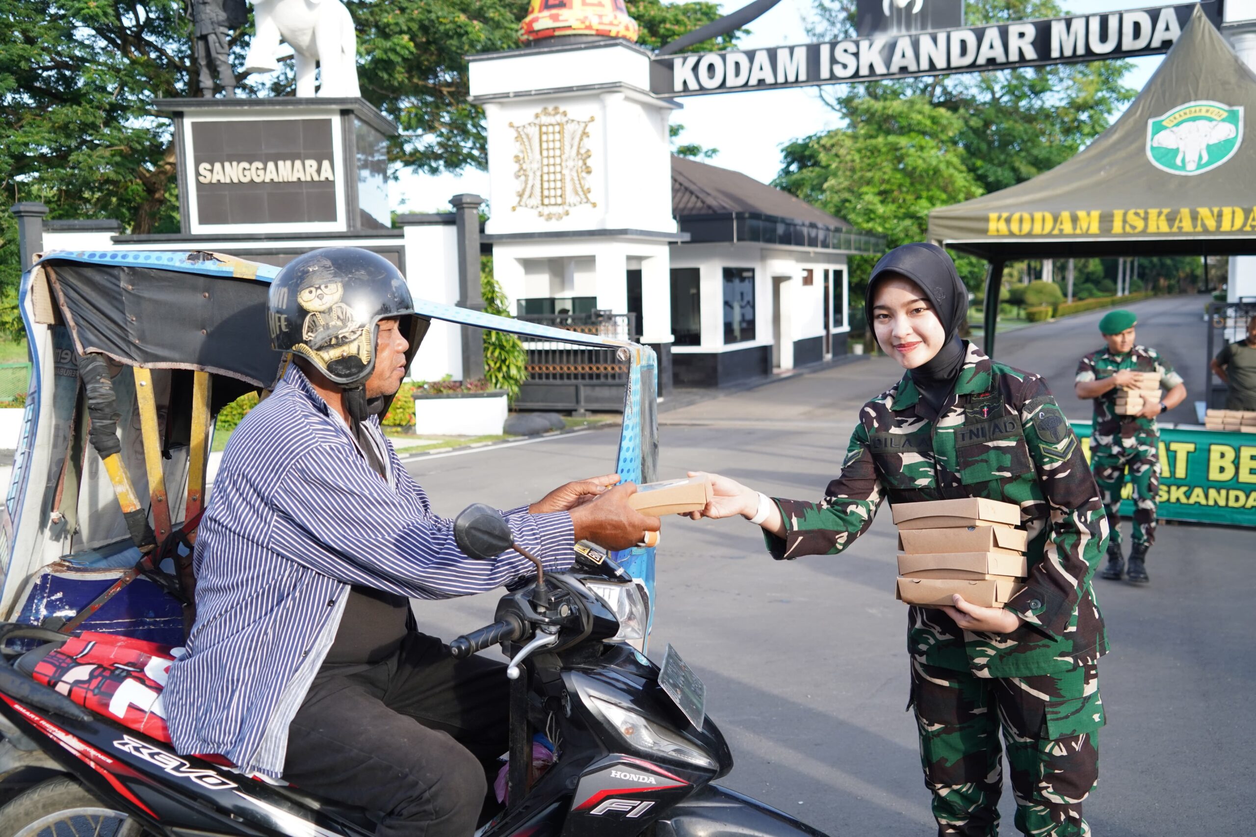 Jum’at berkah, Kodam Iskandar Muda bagikan 198 Paket Makan gratis bagi Warga
