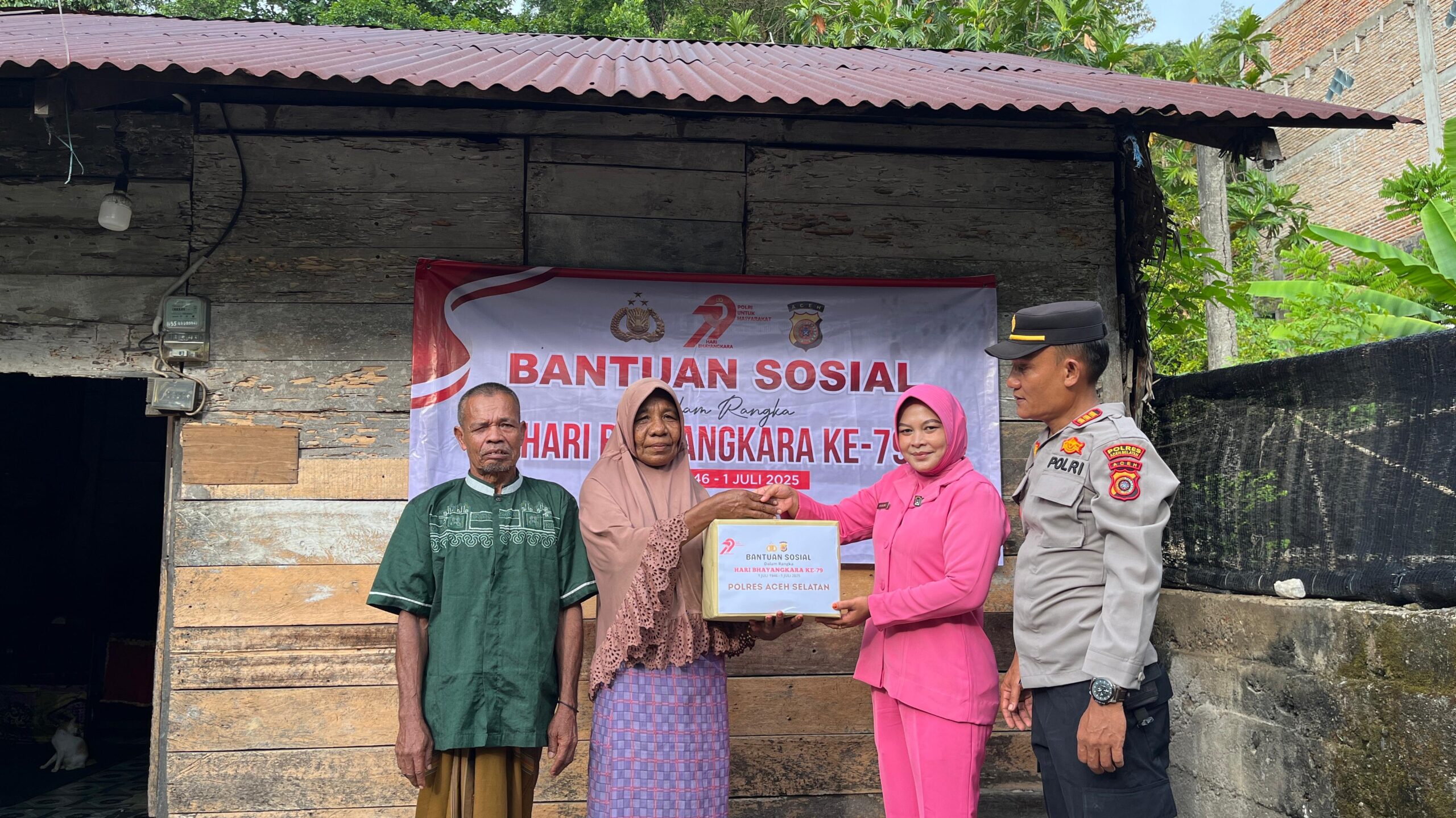 Peduli dan Berbagi, Polsek Sawang Salurkan Bansos Kepada Masyarakat Sambut HUT Bhayangkara ke-79