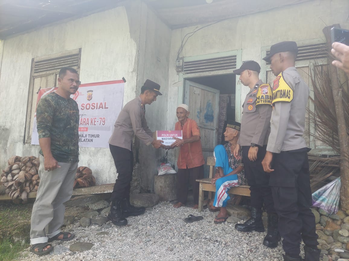 Sambut HUT Bhayangkara ke-79, Polsek Labuhanhaji Timur Salurkan Bansos kepada Warga Kurang Mampu