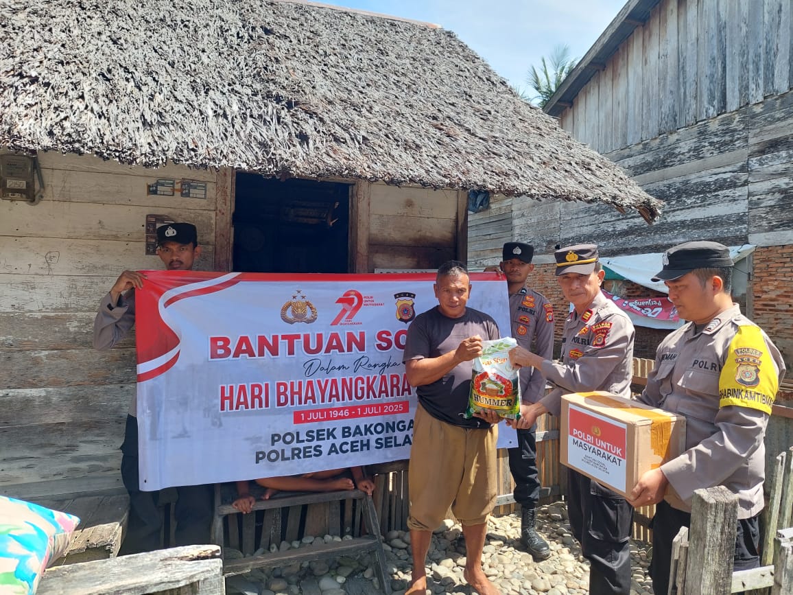 HUT Bhayangkara ke-79, Polsek Bakongan Eratkan Silaturahmi Lewat Bantuan Sosial