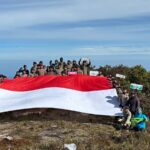 Tim Ekspedisi Hari Bhayangkara Bentangkan Bendera Merah Putih di Puncak Gunung Leuser