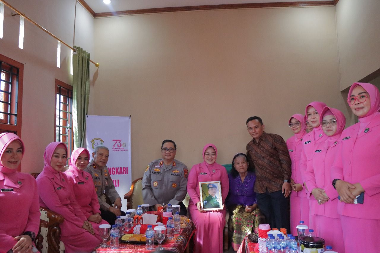 Kapolda Aceh Anjangsana ke Keluarga Almarhum Briptu Anumerta Sri Handri Kusumo Malau yang Gugur saat Penumpasan Teroris di Jalin