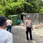 Truk Tronton Terbalik, Satlantas Polres Aceh Selatan Gerak Cepat Lakukan Pengaturan Lalin di Lokasi