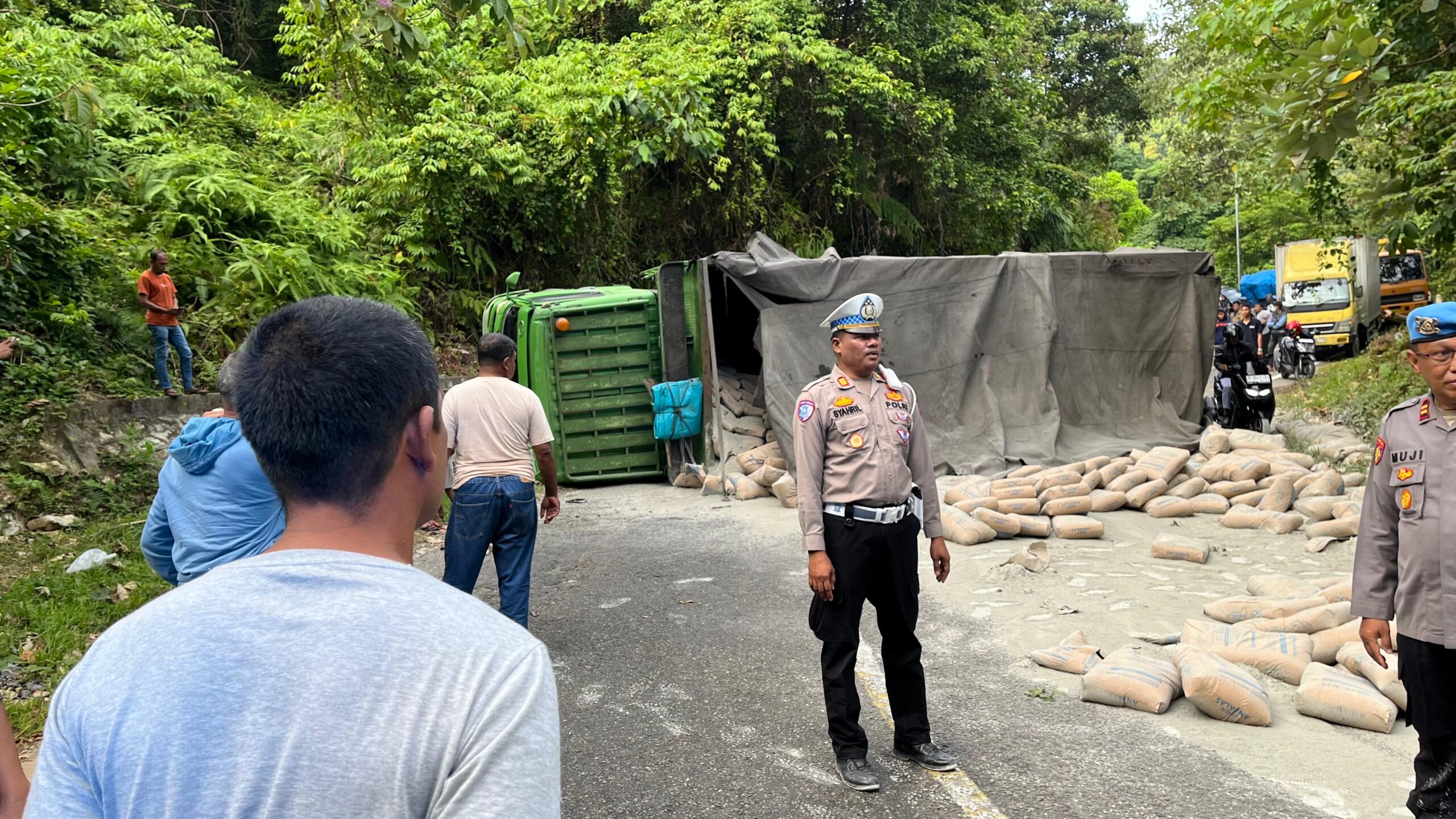 Truk Tronton Terbalik, Satlantas Polres Aceh Selatan Gerak Cepat Lakukan Pengaturan Lalin di Lokasi